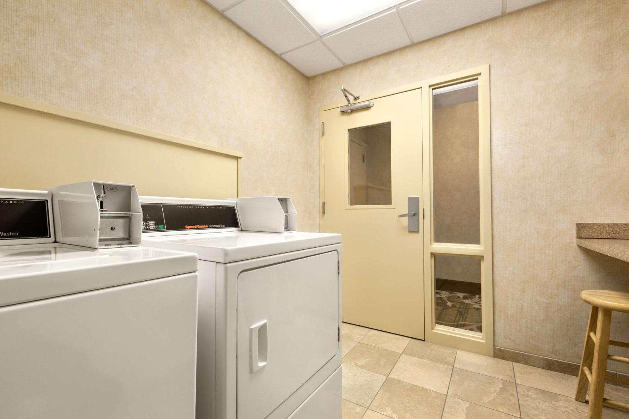 Hampton Inn Доувър Екстериор снимка